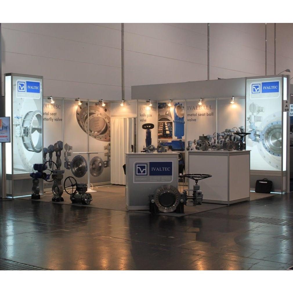 Stand de salon professionnel équipé de kakémonos et de produits exposés