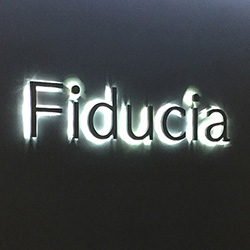 Lettres en relief rétroéclairées Fiducia en finition halo lumineux