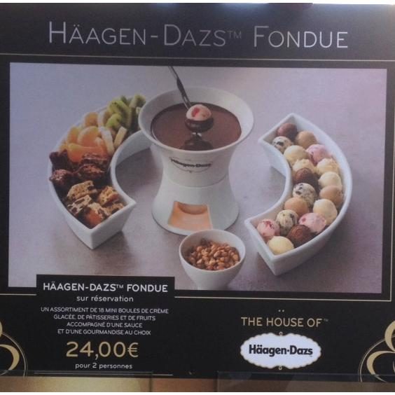 Écran d'affichage dynamique diffusant une promotion produit en vitrine de magasin