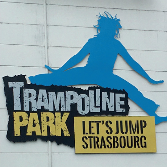 Lettres découpées grand format Trampoline Park Let's Jump posées en façade de bâtiment